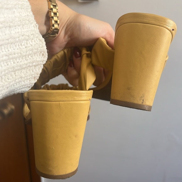 WHITE MOUNTAIN butter yellow sandals - Picture 6 of 6